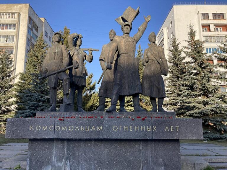 «Комсомольцам огненных лет»
