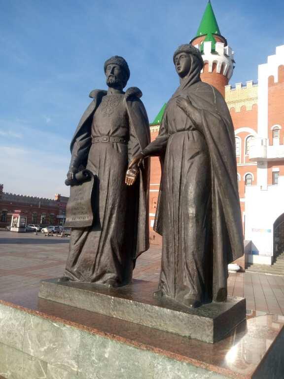 Памятник Петру и Февронии