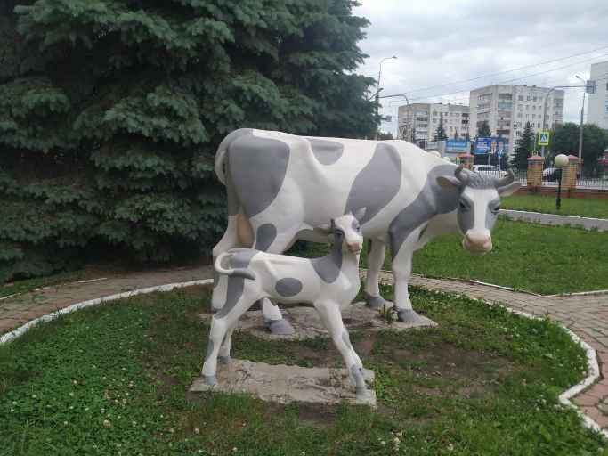Памятник корове с теленком в Йошкар-Оле